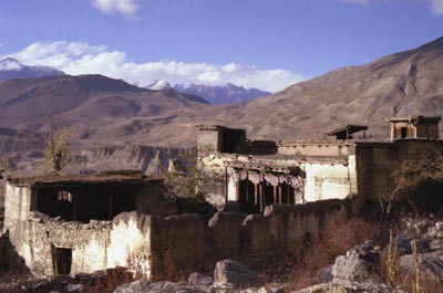 Picture of old walls of Sangdo Gompa