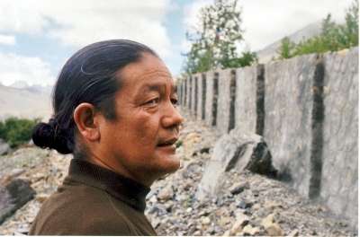 Lama Wangya and the new wall at Muktinath